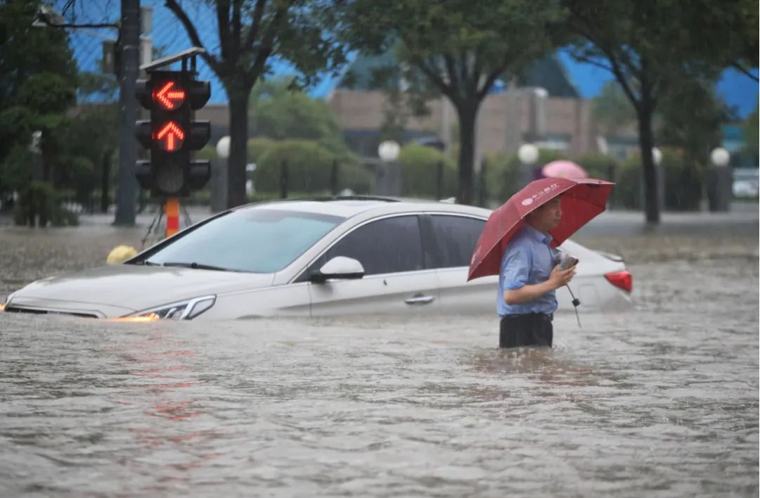 暴雨中的汽车.png