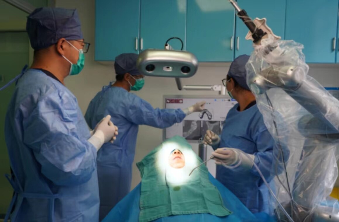 西宁市第一人民医院口腔外科团队成功开展首例机器人精准种植牙手术